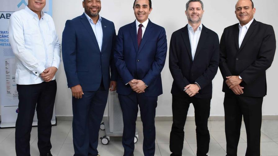 Image Dr. Pablo Mateo realiza jornada junto al doctor Juan Fulla a favor de pacientes masculina